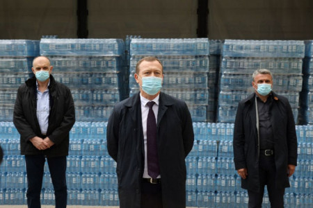 Humanitarnost na delu u borbi protiv Covid-19 - NIS donirao Jazak vodu Opštoj bolnici u Čačku Humanitarnost na delu u borbi protiv Covid-19 - NIS donirao Jazak vodu Opštoj bolnici u Čačku