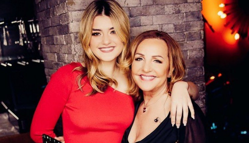 Savršeno stilizovane i kao najbolje drugarice: Ana Bekuta i njena unuka privukle pažnju na beogradskim ulicama (FOTO) Savršeno stilizovane i kao najbolje drugarice: Ana Bekuta i njena unuka privukle pažnju na beogradskim ulicama (FOTO)