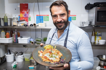 Pred velikim izazovom: Pogledajte kako se Zoran Pajić snašao u kuhinji (VIDEO)