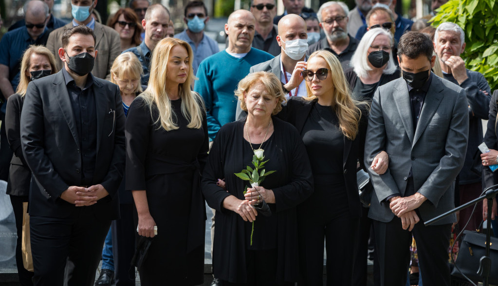 Sahranjen slavni reditelj Božidar Nikolić, ispratila ga skrhana porodica i mnogobrojni poznati (FOTO) Sahranjen slavni reditelj Božidar Nikolić, ispratila ga skrhana porodica i mnogobrojni poznati (FOTO)