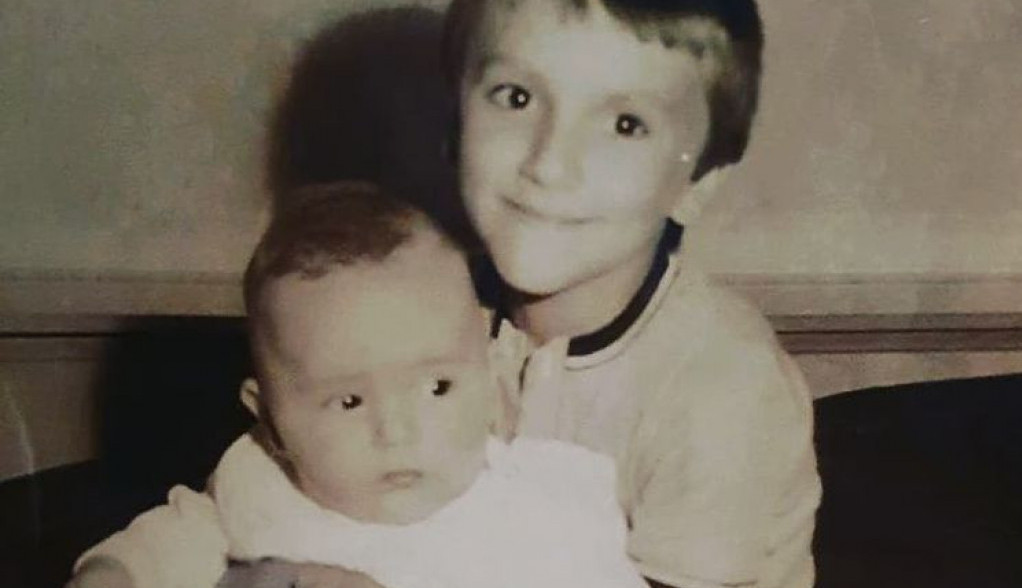 Prepoznajete li ga? Buckasta beba sa fotografije, danas je velika pop zvezda i otac dve devojčice!