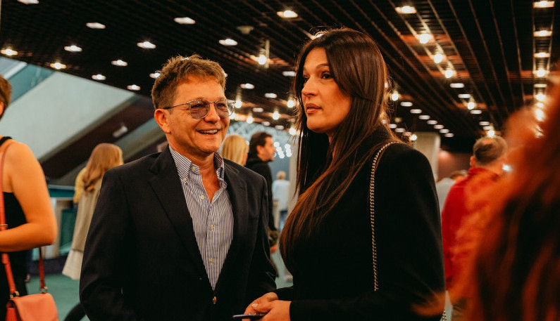 Supruga Dragana Bjelogrlića pleni gde god se pojavi, a ćerka Mia je njena kopija (FOTO) Supruga Dragana Bjelogrlića pleni gde god se pojavi, a ćerka Mia je njena kopija (FOTO)