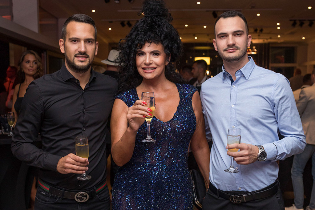 ŠMEKER SE NE POSTAJE, NEGO RAĐA: Lidija Vukićević objavila sliku sina iz detinjstva, svi komentarišu JEDNO (FOTO) ŠMEKER SE NE POSTAJE, NEGO RAĐA: Lidija Vukićević objavila sliku sina iz detinjstva, svi komentarišu JEDNO (FOTO)
