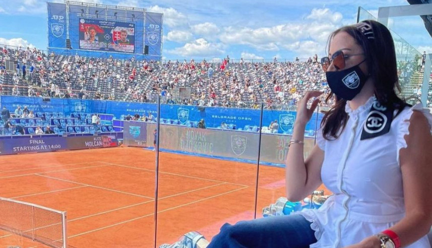 SVI SU GLEDALI U NJU! Prijovićka se pojavila u VIP loži na Novakovom meču, na sebi nosi stvari u vrednosti stana u Beogradu (FOTO)