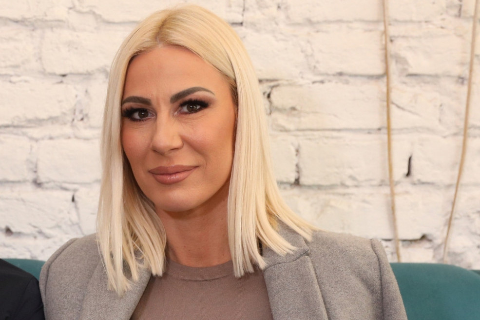 Crveno na radost: Vesna Đogani otkriva kako da ponesete ovu smelu boju u novogodišnjoj noći (FOTO) Crveno na radost: Vesna Đogani otkriva kako da ponesete ovu smelu boju u novogodišnjoj noći (FOTO)