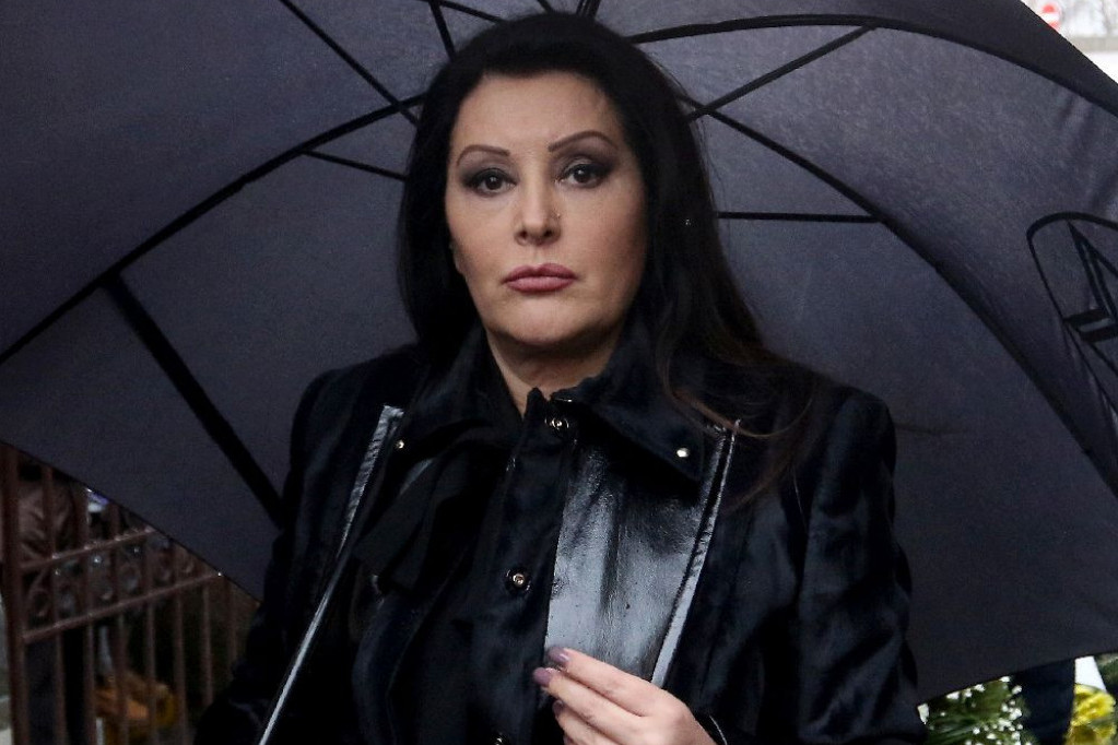 TRAGEDIJA u porodici Dragane Mirković: Pevačica slomljena TRAGEDIJA u porodici Dragane Mirković: Pevačica slomljena