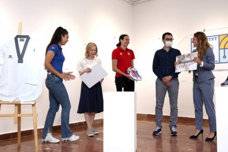 NIS u humanitarnoj akciji Instituta za ženski sport:  Predmeti Marine Maljković i ambasadorki Instituta prodati u dobrotvorne svrhe