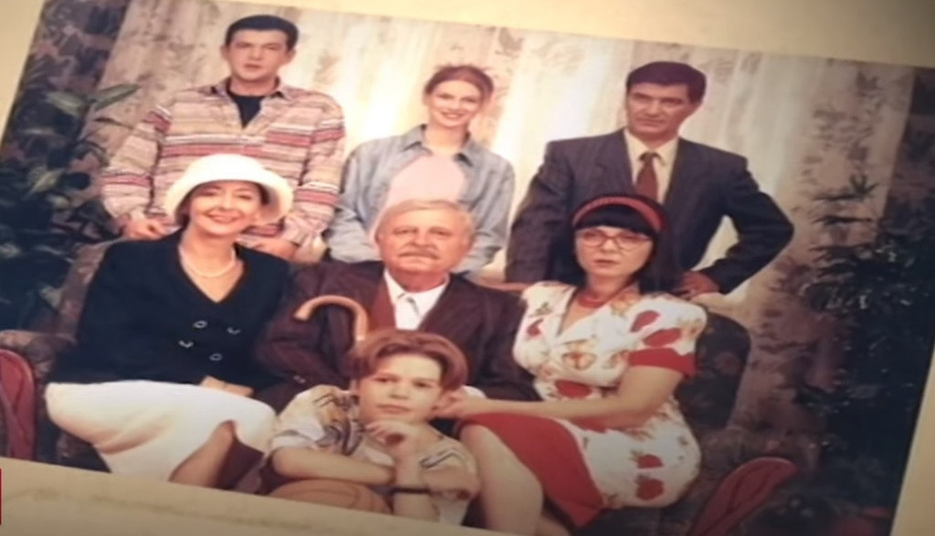 Obožavali ste da ih gledate: Evo kako sada izgledaju glumci serije “Porodično blago” Obožavali ste da ih gledate: Evo kako sada izgledaju glumci serije “Porodično blago”