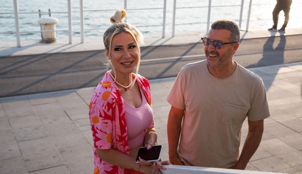 Prvo pojavljivanje posle preljube: Đole i Vesna Đogani naizgled srećni, ali jedan detalj otkriva da nije sve kao što izgleda (FOTO) Prvo pojavljivanje posle preljube: Đole i Vesna Đogani naizgled srećni, ali jedan detalj otkriva da nije sve kao što izgleda (FOTO)