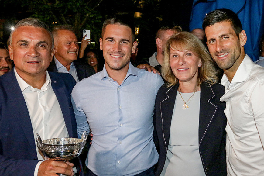 Pogled na krevet i zidove sve govori... Pogledajte u kakvom skromnom stanu su živeli Đokovići dok je Nole bio dete (FOTO) Pogled na krevet i zidove sve govori... Pogledajte u kakvom skromnom stanu su živeli Đokovići dok je Nole bio dete (FOTO)