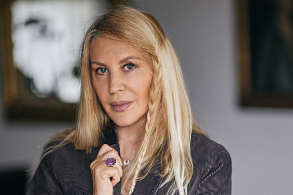 "JA SAM ROMANTIČNA STARICA, SADIM PARADAJZ, KOSIM TRAVU...": Verica Rakočević otkriva zašto namerava da pobegne još dublje u ŠUMU (VIDEO)