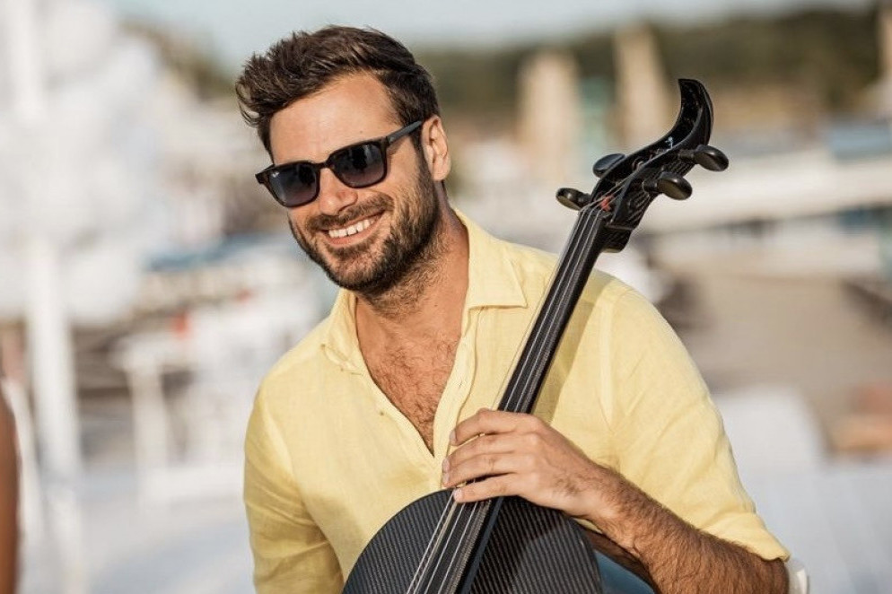 Ovoj ženi duguje sve: Stjepan Hauser raznežen kao retko kada, slavlje u njegovoj kući trajaće mesec dana (FOTO/VIDEO) Ovoj ženi duguje sve: Stjepan Hauser raznežen kao retko kada, slavlje u njegovoj kući trajaće mesec dana (FOTO/VIDEO)