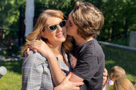 Tragedija: Sin Viki Miljković napadnut nožem, prekinuto snimanje Zvezda Granda Tragedija: Sin Viki Miljković napadnut nožem, prekinuto snimanje Zvezda Granda