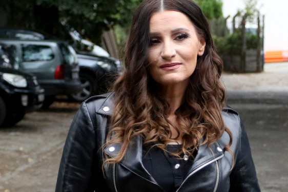 Mira Škorić se ofarbala u SKROZ PLAVO: Novu frizuru pokazala držeći za ruku svog prezgodnog partnera, pogledajte ekskluzivnu fotografiju Mira Škorić se ofarbala u SKROZ PLAVO: Novu frizuru pokazala držeći za ruku svog prezgodnog partnera, pogledajte ekskluzivnu fotografiju