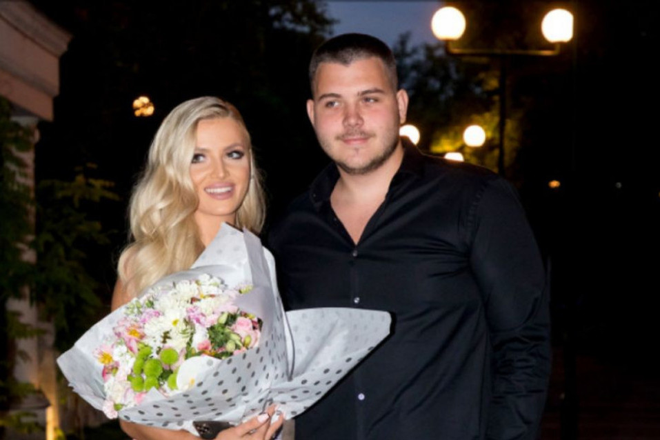 Posle zanosne plavuše atraktivna brineta: Viktor Živojinović u vezi sa bivšom devojkom OVOG političara (FOTO) Posle zanosne plavuše atraktivna brineta: Viktor Živojinović u vezi sa bivšom devojkom OVOG političara (FOTO)