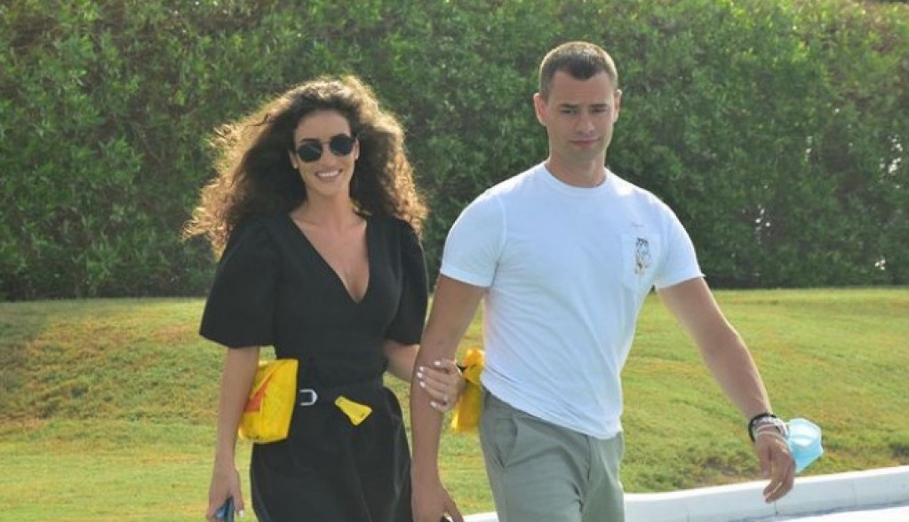 Na ulicama Dubaija sve je stalo: Savršeno stilizovani i ludi od ljubavi, Kostadin i Valentina Terzić blistaju na odmoru (FOTO) Na ulicama Dubaija sve je stalo: Savršeno stilizovani i ludi od ljubavi, Kostadin i Valentina Terzić blistaju na odmoru (FOTO)