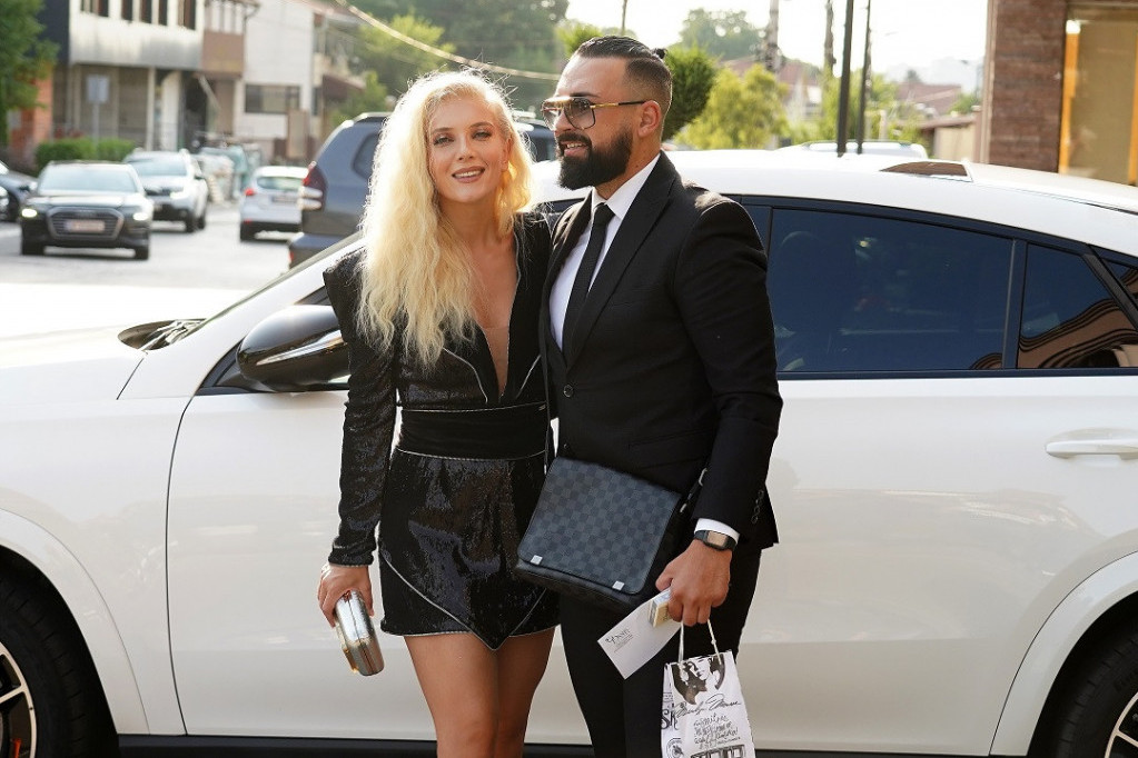 Srpski Bond i njegova devojka: Nikolina i Saša Kapor promenili imidž i ukrali pažnju prisutnih (FOTO) Srpski Bond i njegova devojka: Nikolina i Saša Kapor promenili imidž i ukrali pažnju prisutnih (FOTO)
