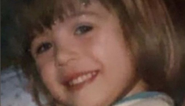 Devojčica sa slike je naša poznata glumica, nedavno je po drugi put postala mama. Znate li o kome je reč? (FOTO)