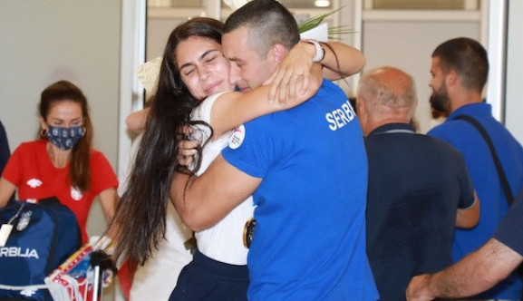 SUZE RADOSNICE: Milica Mandić poletela vereniku u zagrljaj po povratku u Srbiju (FOTO)