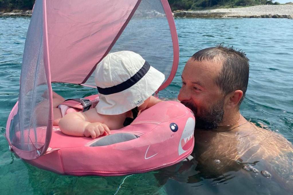 Najslađa beba ovog leta, pogledajte joj samo kupaći! Mlađa ćerka Ivana Ivanovića osvojila hrvatsko primorje (FOTO) Najslađa beba ovog leta, pogledajte joj samo kupaći! Mlađa ćerka Ivana Ivanovića osvojila hrvatsko primorje (FOTO)