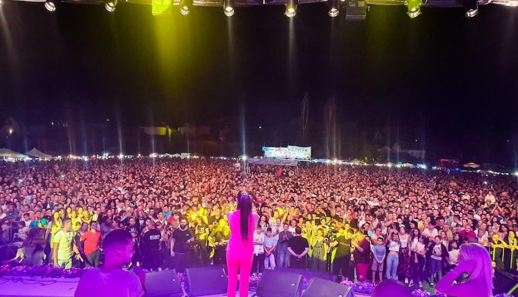 Ceca oduševila publiku u Svrljigu! Pevala pred 30.000 ljudi Ceca oduševila publiku u Svrljigu! Pevala pred 30.000 ljudi