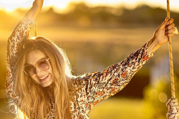Osuđuju je što se ovako fotografiše, ali ona tera inat! Danica Maksimović u bikiniju ponosno nosi svoje godine (FOTO) Osuđuju je što se ovako fotografiše, ali ona tera inat! Danica Maksimović u bikiniju ponosno nosi svoje godine (FOTO)