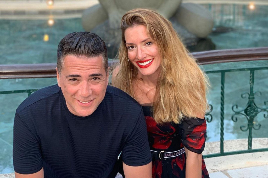 Jovana i Željko Joksimović se poskidali na jahti u Crnoj Gori: Ovako izgledaju kad misle da ih baš niko ne vidi (FOTO) Jovana i Željko Joksimović se poskidali na jahti u Crnoj Gori: Ovako izgledaju kad misle da ih baš niko ne vidi (FOTO)