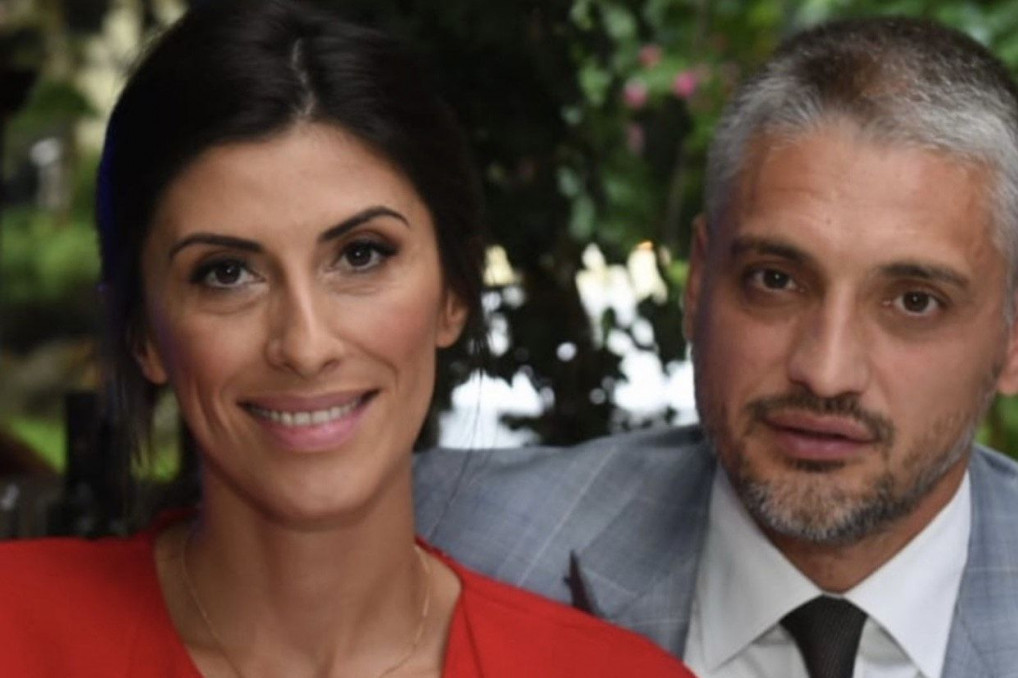 Fotografije sa venčanja Čede Jovanovića pokazuju koliko su se promenili: Mlada kao grčka boginja, a on obučen kao za prodavnicu (FOTO) Fotografije sa venčanja Čede Jovanovića pokazuju koliko su se promenili: Mlada kao grčka boginja, a on obučen kao za prodavnicu (FOTO)