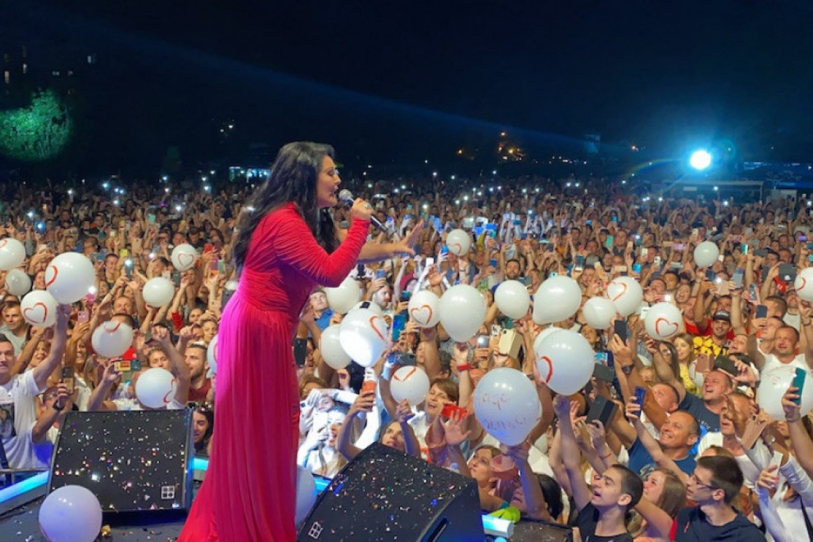 Dragana Mirković ODUVALA Kragujevac! Folk carica oborila rekord u najvećem gradu Šumadije