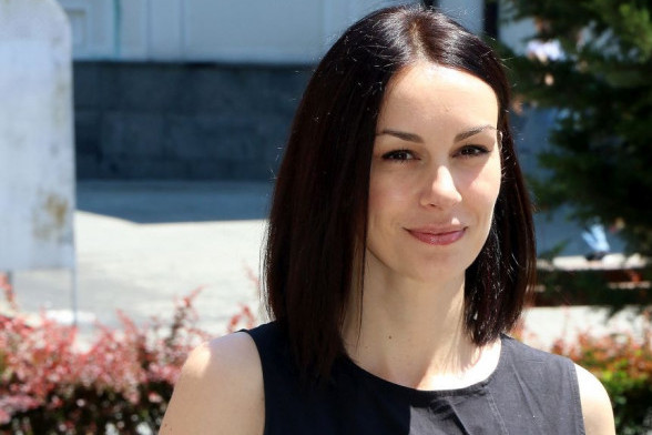 Vojin je PROŠLOST: Sloboda Mićalović uslikana na terasi svoje vikendice tokom romantičnog doručka sa drugom osobom (FOTO) Vojin je PROŠLOST: Sloboda Mićalović uslikana na terasi svoje vikendice tokom romantičnog doručka sa drugom osobom (FOTO)