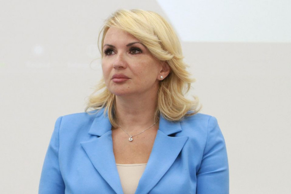 Modna lekcija najstilizovanije ministarke: Darija Kisić - Tepavčević otkriva bez čega je ženski garderober nezamisliv (FOTO) Modna lekcija najstilizovanije ministarke: Darija Kisić - Tepavčević otkriva bez čega je ženski garderober nezamisliv (FOTO)