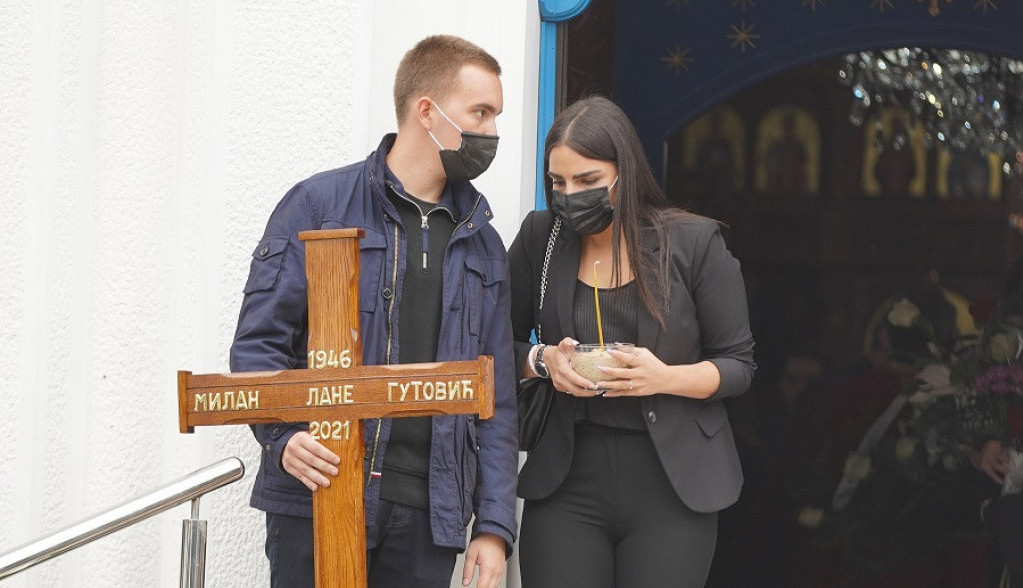 Sahranjen Lane Gutović: Ćerka, sinovi i nevenčana supruga neutešni (FOTO) Sahranjen Lane Gutović: Ćerka, sinovi i nevenčana supruga neutešni (FOTO)