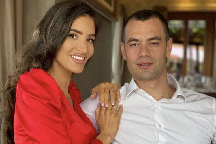 Kad su se pojavili svi su gledali u njih: Kostadin i Valentina Terzić glavna tema ogovaranja na svadbi, evo zašto (FOTO) Kad su se pojavili svi su gledali u njih: Kostadin i Valentina Terzić glavna tema ogovaranja na svadbi, evo zašto (FOTO)