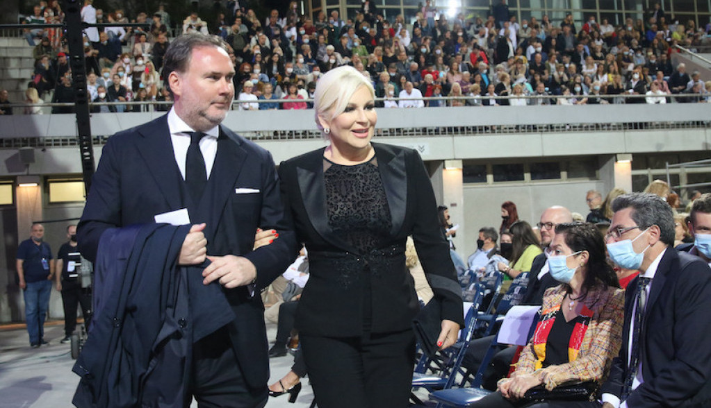 Evo zašto su sinoć svi gledali u ministarku Zoranu Mihajlović i njenog supruga (FOTO)