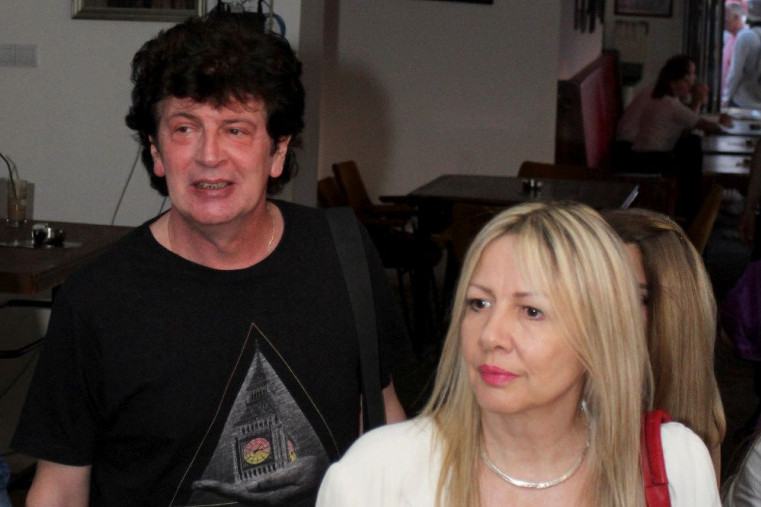 Prvi put u javnosti! Ovo je Bajagina ćerka koja je teško podnela razvod roditelja: Ipak je mamina devojčica i za to ima dobar razlog (FOTO) Prvi put u javnosti! Ovo je Bajagina ćerka koja je teško podnela razvod roditelja: Ipak je mamina devojčica i za to ima dobar razlog (FOTO)