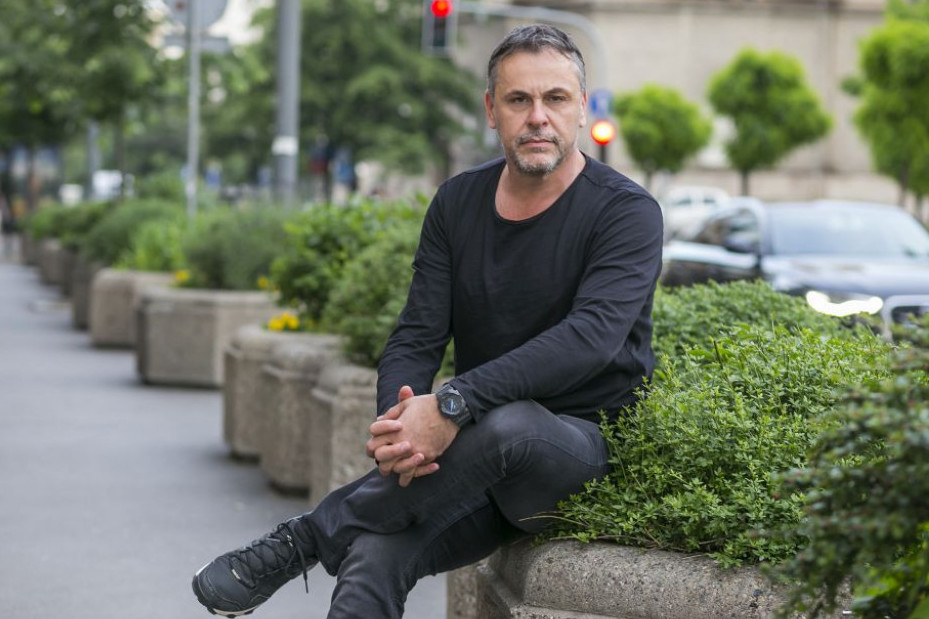 Srce ne bira: Branimir Popović uslikan sa poznatom starijom koleginicom, 20 godina mlađa supruga zna šta joj je činiti (FOTO) Srce ne bira: Branimir Popović uslikan sa poznatom starijom koleginicom, 20 godina mlađa supruga zna šta joj je činiti (FOTO)