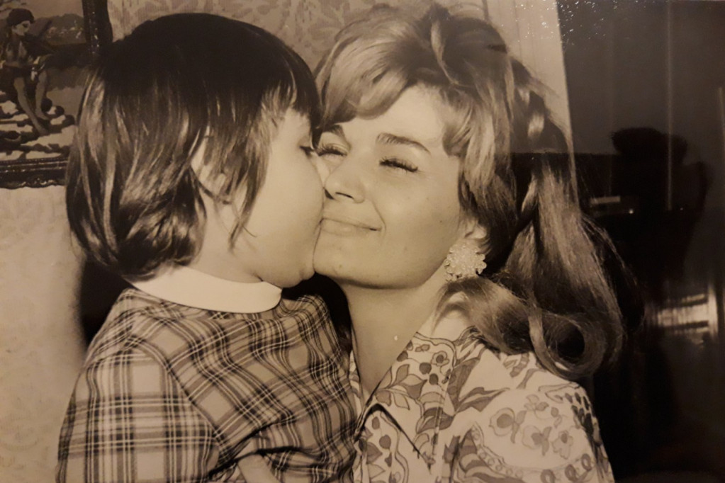 I danas se teško miri sa gubitkom majke: Evo kako u 58. godini izgleda ćerka Silvane Armenulić za koju kažu da je preslikana pevačica (FOTO) I danas se teško miri sa gubitkom majke: Evo kako u 58. godini izgleda ćerka Silvane Armenulić za koju kažu da je preslikana pevačica (FOTO)