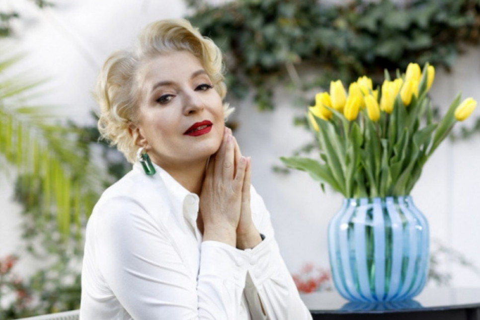 Frizura Mirjane Karanović šokirala sve: Taman smo navikli da bude plavuša, sada je odlučila da OVO uradi na glavi (FOTO) Frizura Mirjane Karanović šokirala sve: Taman smo navikli da bude plavuša, sada je odlučila da OVO uradi na glavi (FOTO)
