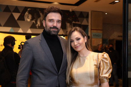 Zaljubljeni i savršeno stilizovani: Evo zašto su svi sinoć gledali u Jelenu Tomašević i Ivana Bosiljčića i komentarisali JEDNO (FOTO)