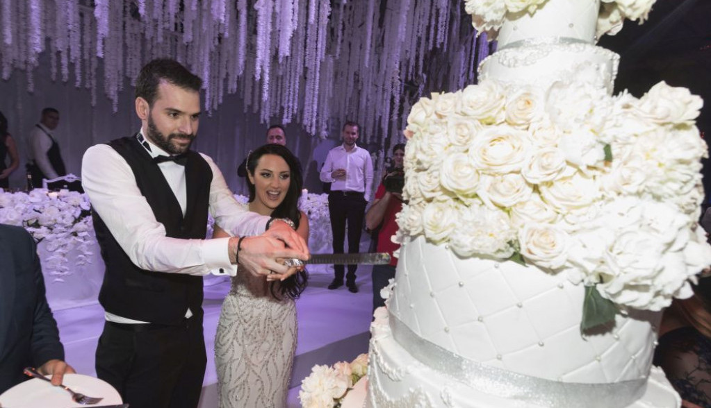 Najglamuroznija svadba sa najviše poznatih gostiju! Zavirite u privatni album sa venčanja Aleksandre i Filipa Živojinovića (FOTO) Najglamuroznija svadba sa najviše poznatih gostiju! Zavirite u privatni album sa venčanja Aleksandre i Filipa Živojinovića (FOTO)