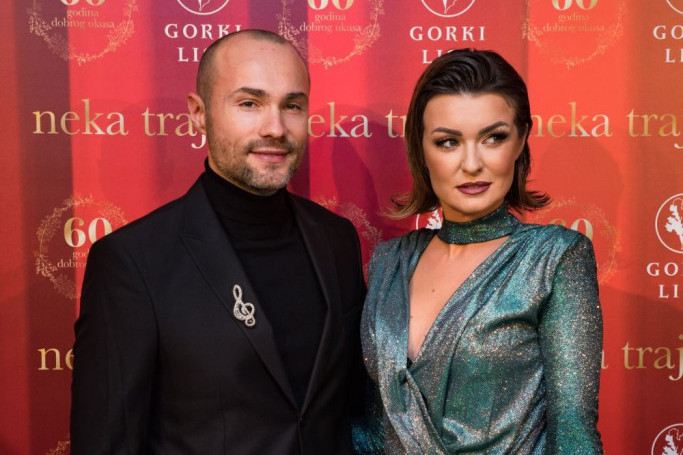 Sve oči uprte u njih! Aca Sofronijević prvi put u javnosti sa devojkom Sanjom, svi komentarišu jedno (FOTO) Sve oči uprte u njih! Aca Sofronijević prvi put u javnosti sa devojkom Sanjom, svi komentarišu jedno (FOTO)