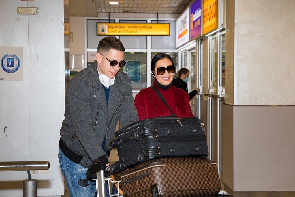 KRAJ ROMANTIČNOG VIKENDA: Ceca i njen partner Bogdan uslikani na aerodromu, svi su komentarisali ISTU STVAR (FOTO) KRAJ ROMANTIČNOG VIKENDA: Ceca i njen partner Bogdan uslikani na aerodromu, svi su komentarisali ISTU STVAR (FOTO)