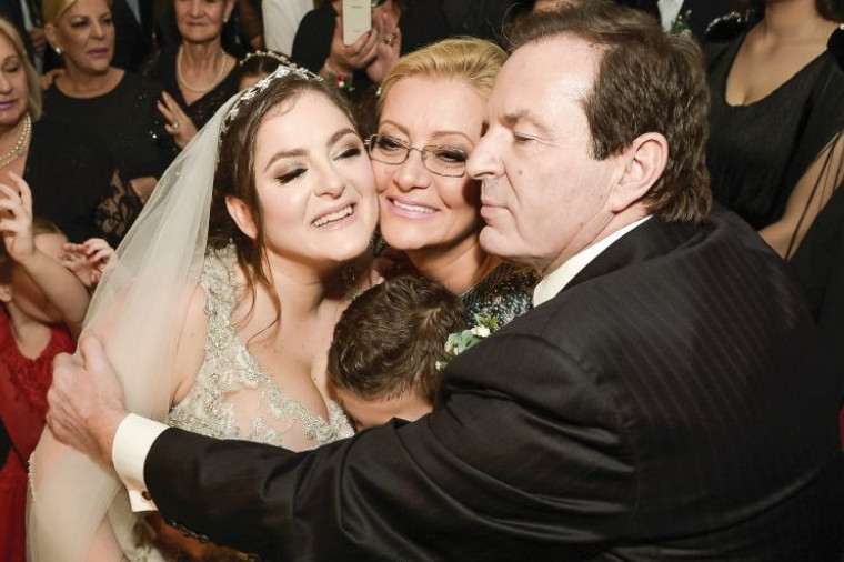 Ćerka Bogoljuba Karića objavila srceparajuće vesti: Svi smo u šoku, Bog nam ga je oduzeo iznenada! Svi izjavljuju saučešće (FOTO) Ćerka Bogoljuba Karića objavila srceparajuće vesti: Svi smo u šoku, Bog nam ga je oduzeo iznenada! Svi izjavljuju saučešće (FOTO)
