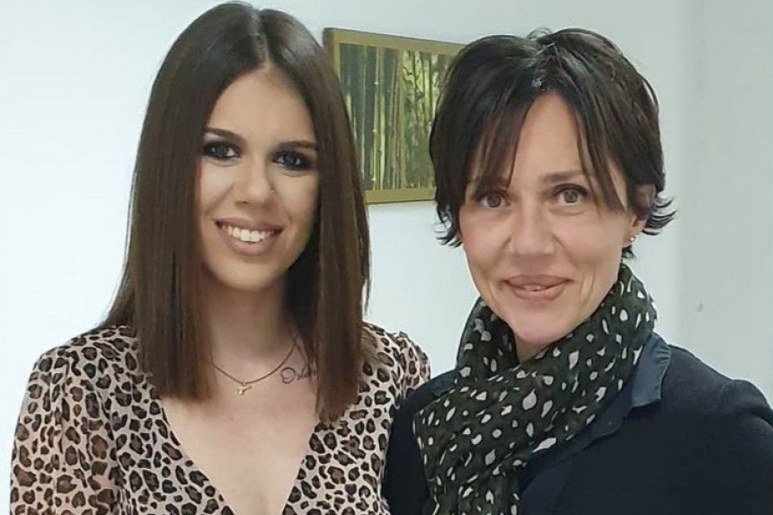Gde je danas ćerka Jasne Šekarić koja ju je pre dve godine osramotila u rijalitiju? (FOTO) Gde je danas ćerka Jasne Šekarić koja ju je pre dve godine osramotila u rijalitiju? (FOTO)