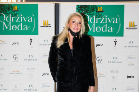 ZAPANJIĆE VAS ODEVNA KOMBINACIJA MAJKE MARKA JARIĆA: Evo zašto je sinoć Leposava bila u centru pažnje (FOTO)