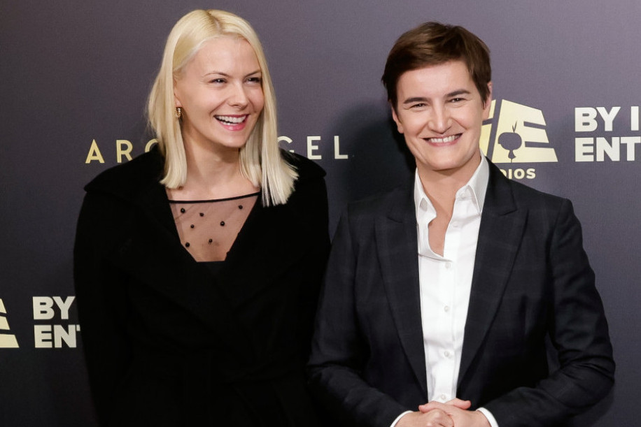Dom Ane Brnabić je SAN SNOVA i skriven od pogleda: Iznenadićete se kad vidite gde živi Ana Brnabić sa partnerkom Milicom i sinom (FOTO) Dom Ane Brnabić je SAN SNOVA i skriven od pogleda: Iznenadićete se kad vidite gde živi Ana Brnabić sa partnerkom Milicom i sinom (FOTO)