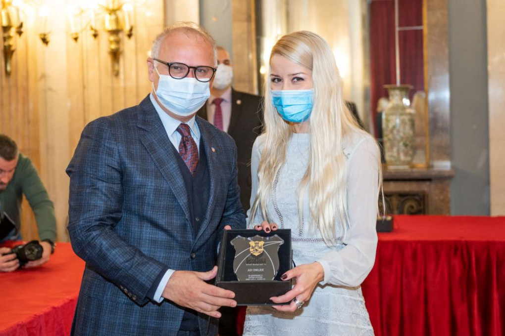 GRAD BEOGRAD ODLIKOVAO KOMPANIJU IMLEK ZA DOPRINOS I IZUZETNO ZALAGANJE U BORBI PROTIV VIRUSA KORONA GRAD BEOGRAD ODLIKOVAO KOMPANIJU IMLEK ZA DOPRINOS I IZUZETNO ZALAGANJE U BORBI PROTIV VIRUSA KORONA