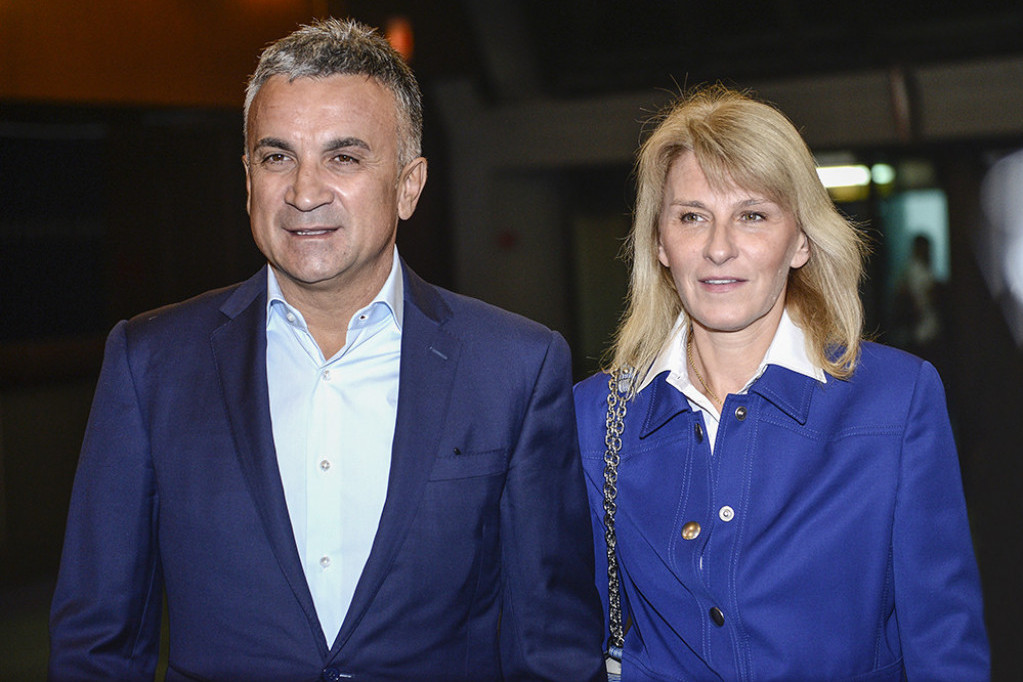 Đokovićima će se život promeniti! Dijani i Srđanu u porodicu stiže OVA ŽENA! Plava, atraktivna i POREMETIĆE SVE (FOTO) Đokovićima će se život promeniti! Dijani i Srđanu u porodicu stiže OVA ŽENA! Plava, atraktivna i POREMETIĆE SVE (FOTO)