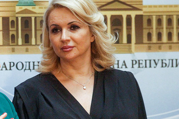 Prve fotografije nakon nezgode: Evo kako se zaista oseća ministarka Darija Kisić Tepavčević Prve fotografije nakon nezgode: Evo kako se zaista oseća ministarka Darija Kisić Tepavčević
