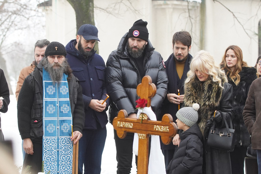Pomen Marinku Rokviću: Neutešna Slavica ne može da obuzda suze, vanbračni sin Dario se oprostio od voljenog oca (FOTO) Pomen Marinku Rokviću: Neutešna Slavica ne može da obuzda suze, vanbračni sin Dario se oprostio od voljenog oca (FOTO)
